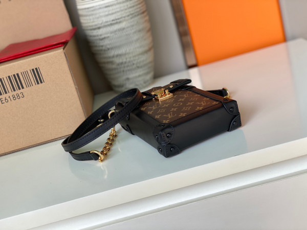 l**is V*t*n vertical trunk pochette