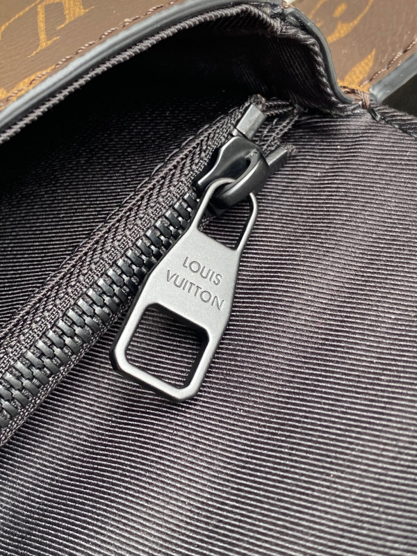 l**is V*t*n s lock sling bag
