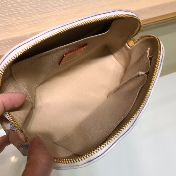 l**is V*t*n cosmetic pouch gm