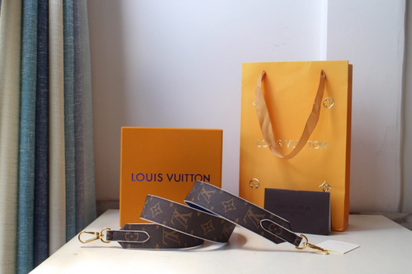 l**is V*t*n monogram strap