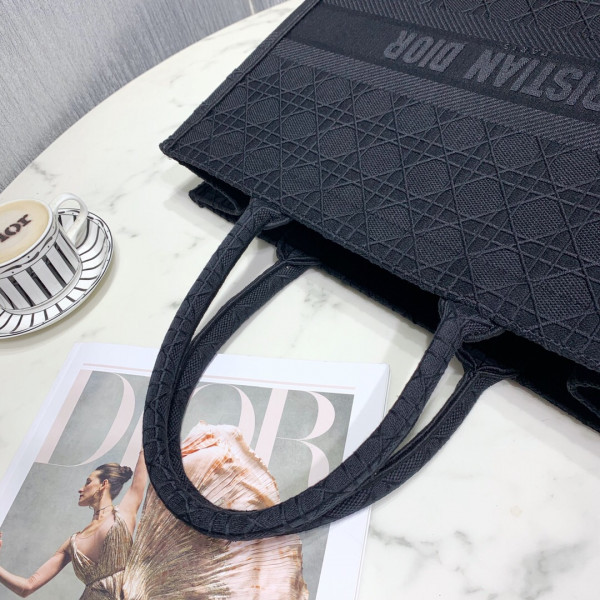 large D*or book tote