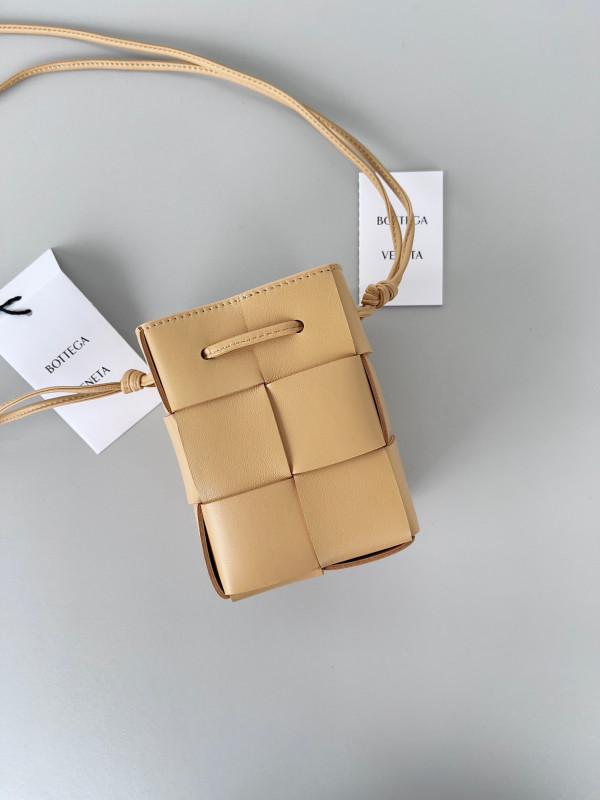 Bo*te*ga ve*ne*ta mini cassette bucket bag