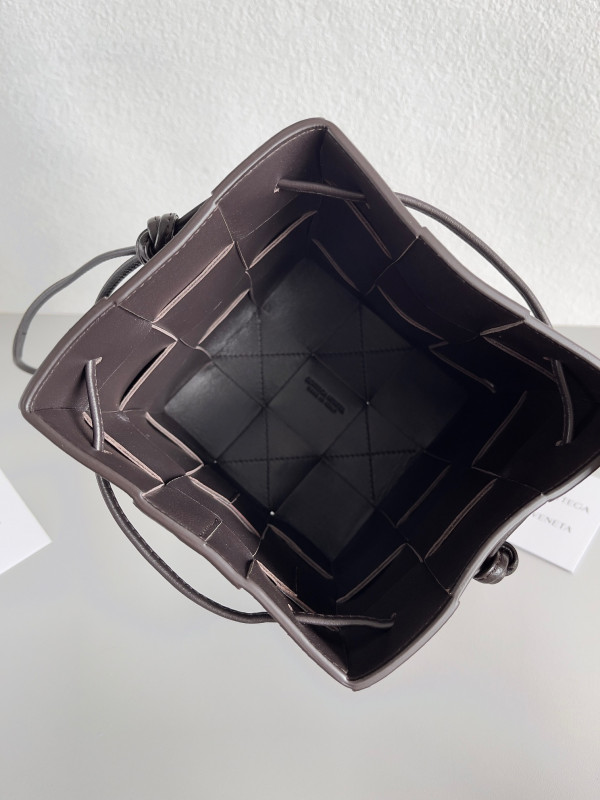 Bo*te*ga ve*ne*ta cassette bucket bag