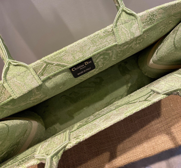 large D*or book tote
