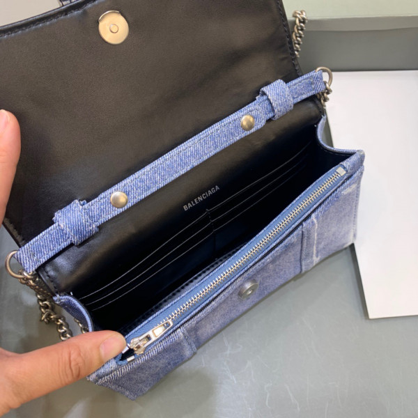 Ba*len*cia*ga hourglass wallet on chain