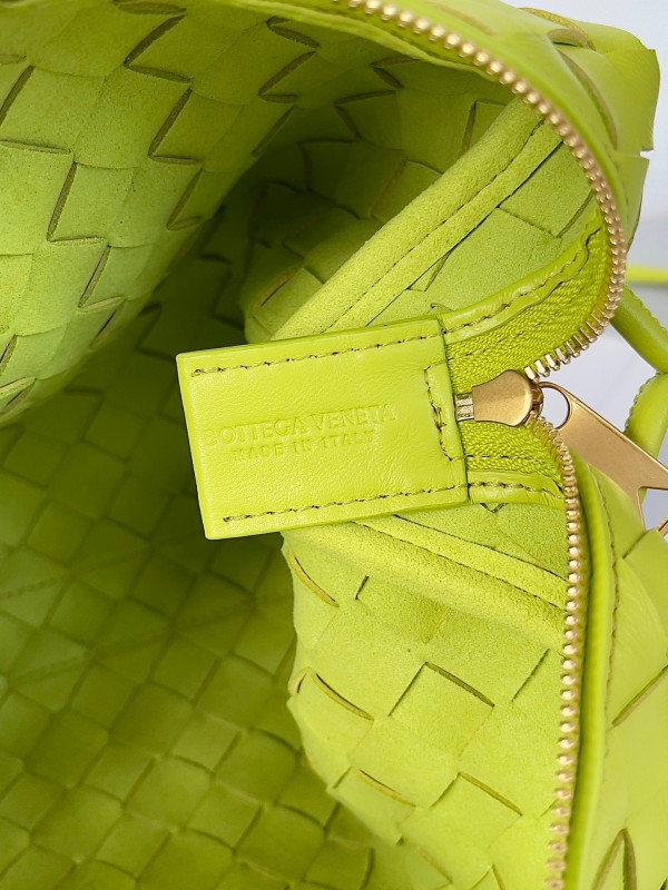 Bo*te*ga ve*ne*ta small loop camera bag