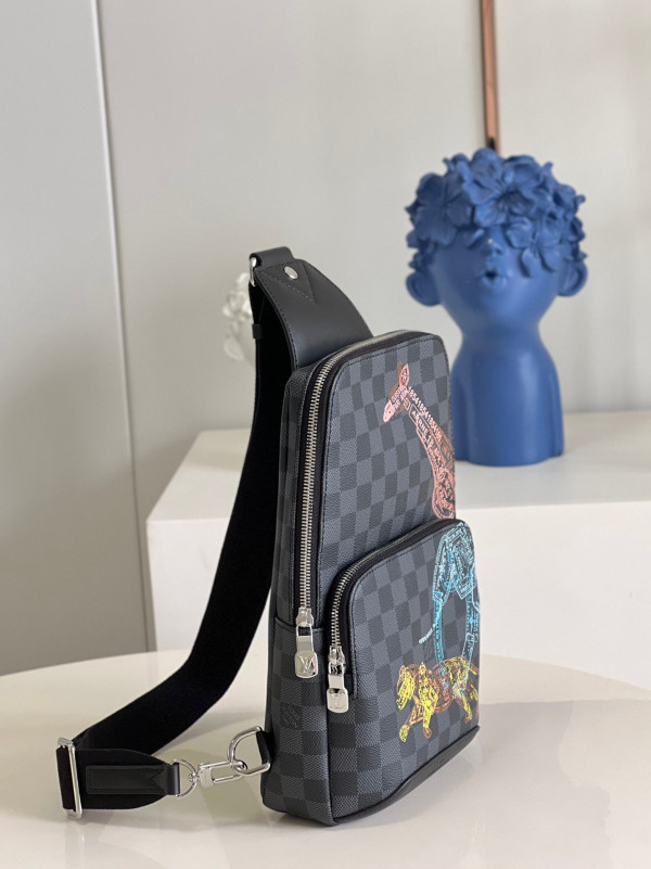 l**is V*t*n avenue slingbag