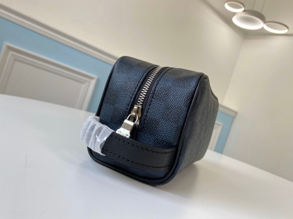 l**is V*t*n toiletry pouch