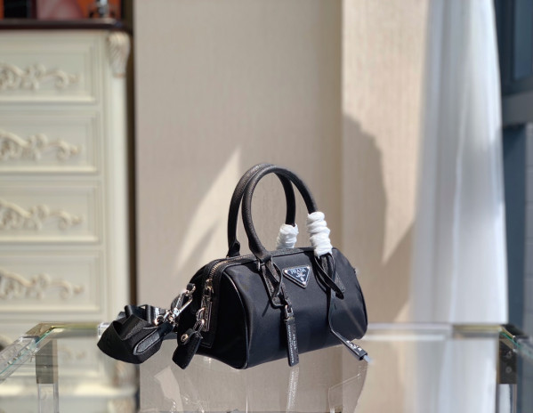 Pra*a re-edition 2005 nylon bag