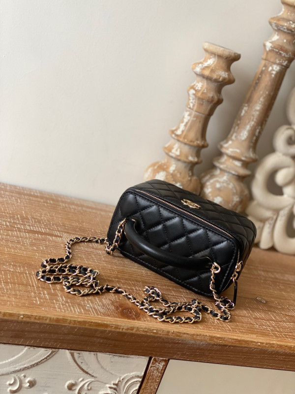 CL VANITY WITH CHAIN