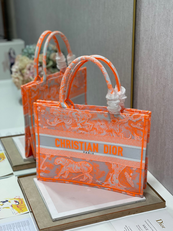medium D*or book tote