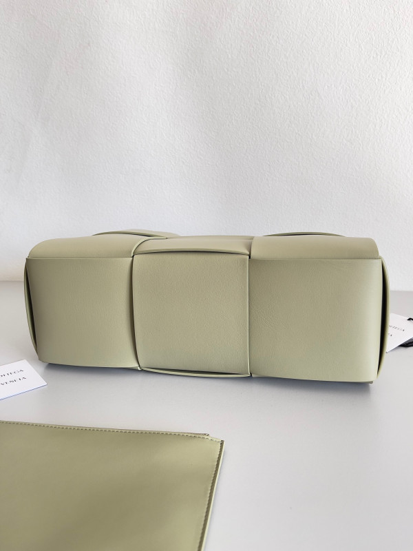 Bo*te*ga ve*ne*ta arco medium tote