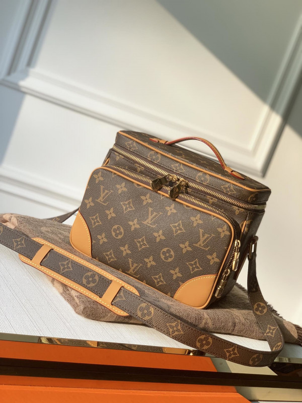l**is V*t*n toiletry bag