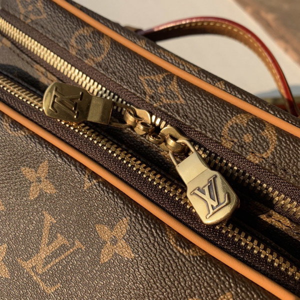 l**is V*t*n toiletry bag