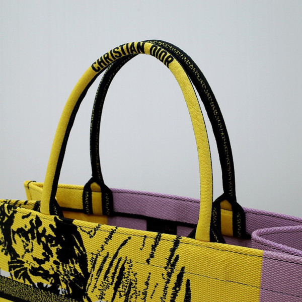medium D*or book tote