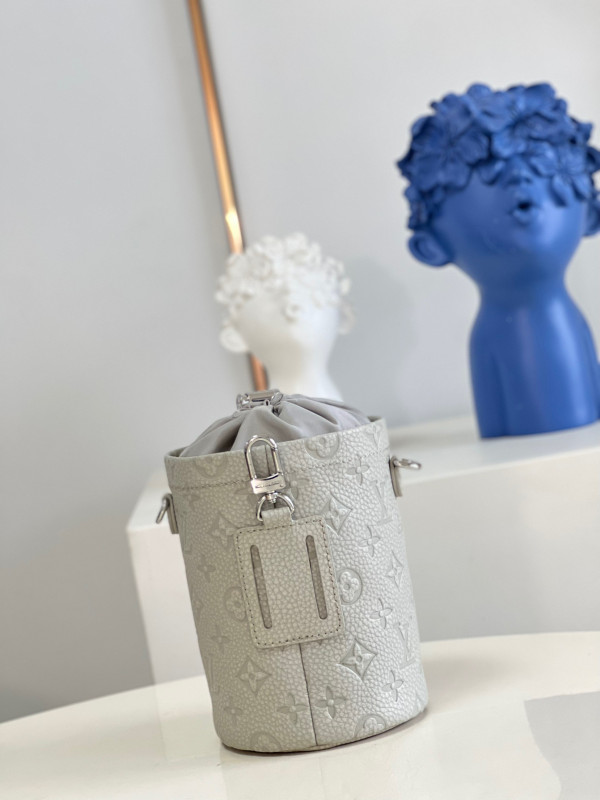 l**is V*t*n chalk pouch