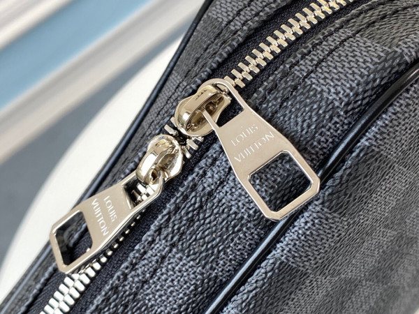 l**is V*t*n toiletry pouch gm
