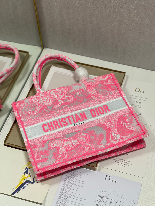medium D*or book tote