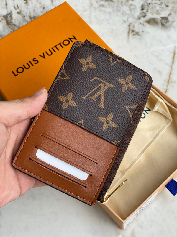 l**is V*t*n multi card holder trunk
