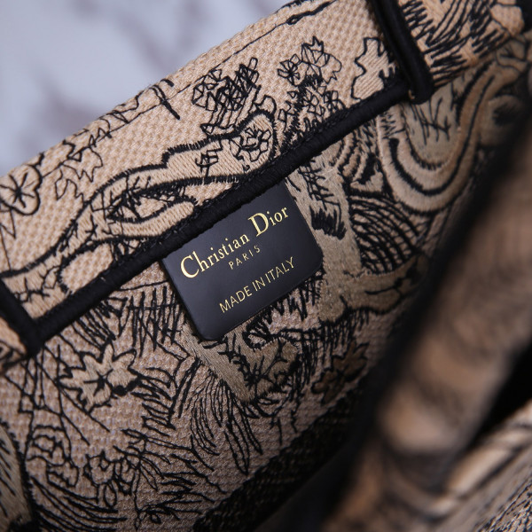 medium D*or book tote