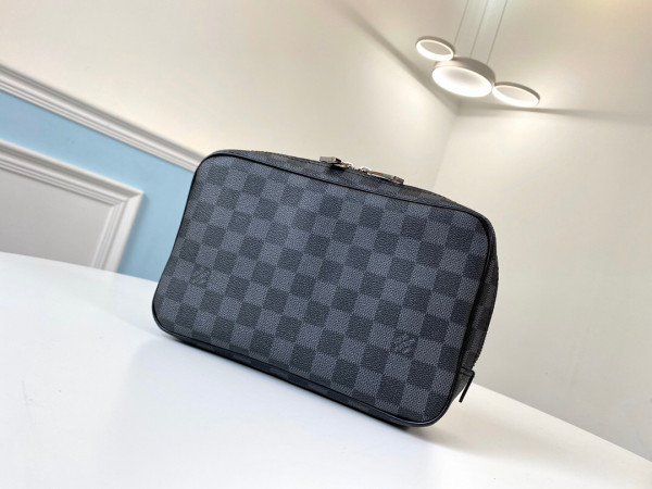 l**is V*t*n toiletry pouch gm