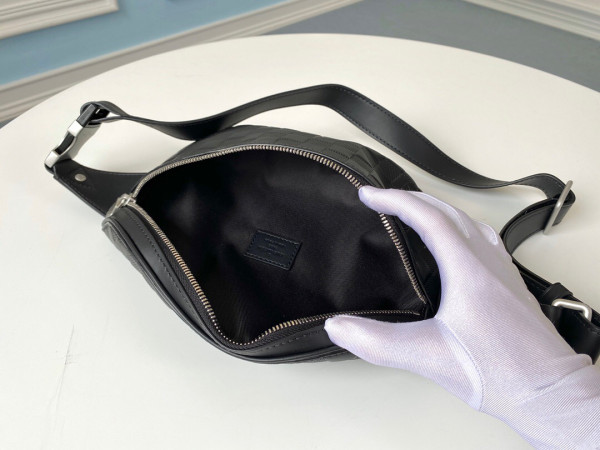 l**is V*t*n campus bumbag