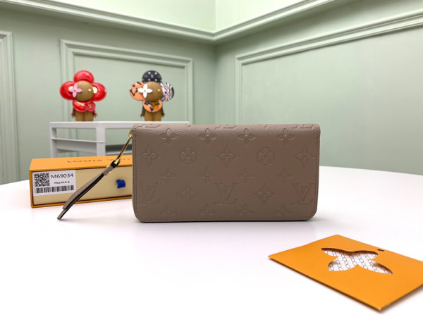 l**is V*t*n zippy wallet