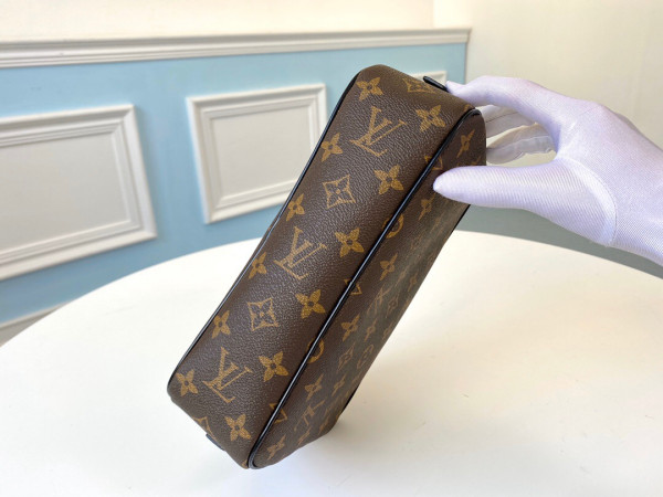 l**is V*t*n toiletry pouch gm
