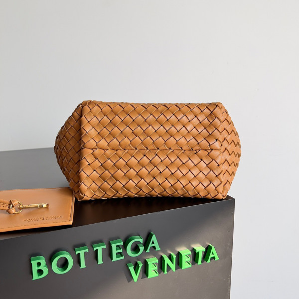 Bo*te*ga ve*ne*ta mini cabat