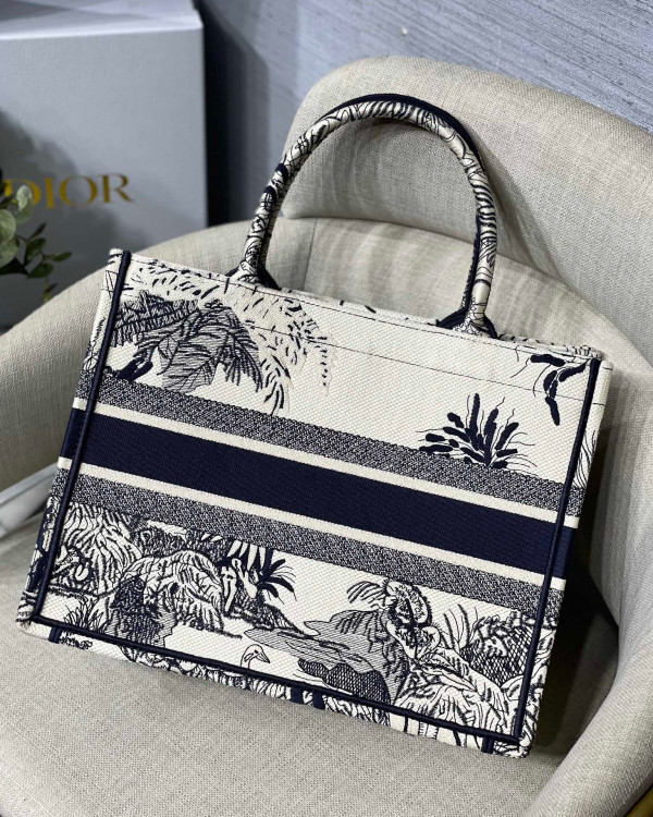medium D*or book tote