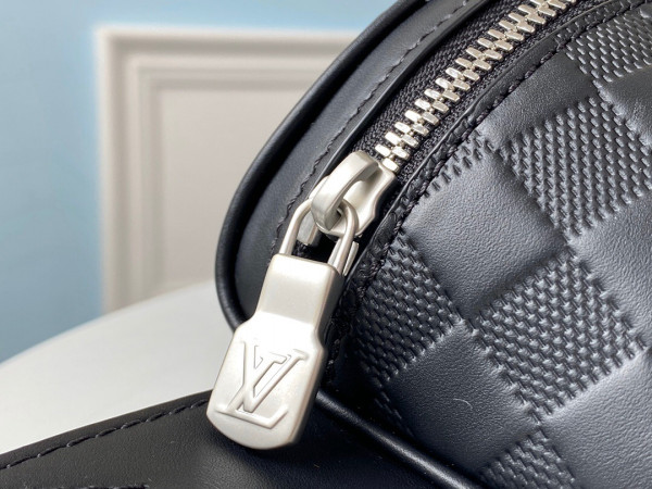 l**is V*t*n campus bumbag