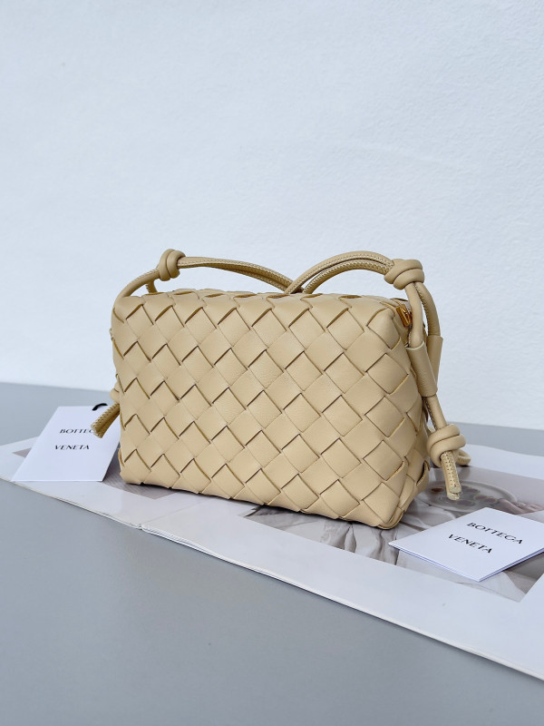 Bo*te*ga ve*ne*ta mini loop camera bag