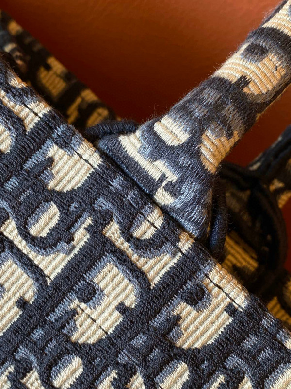 large D*or book tote