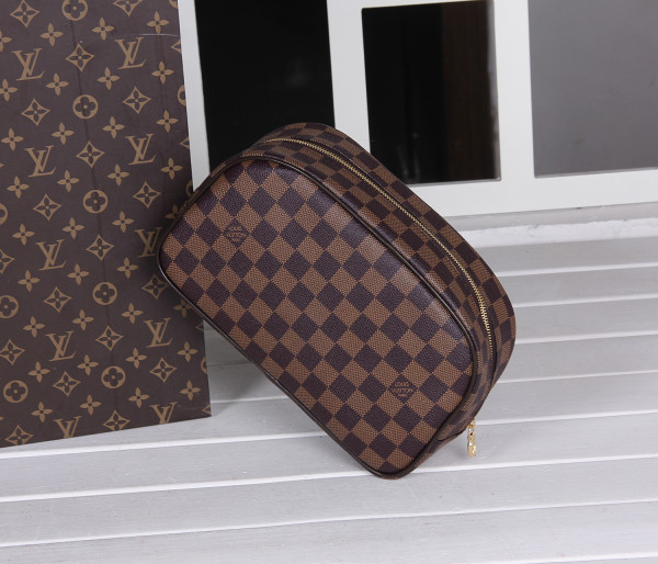 l**is V*t*n toiletry bag