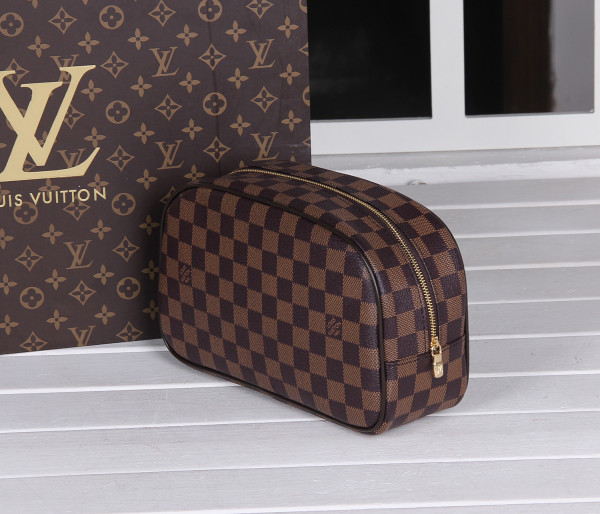l**is V*t*n toiletry bag