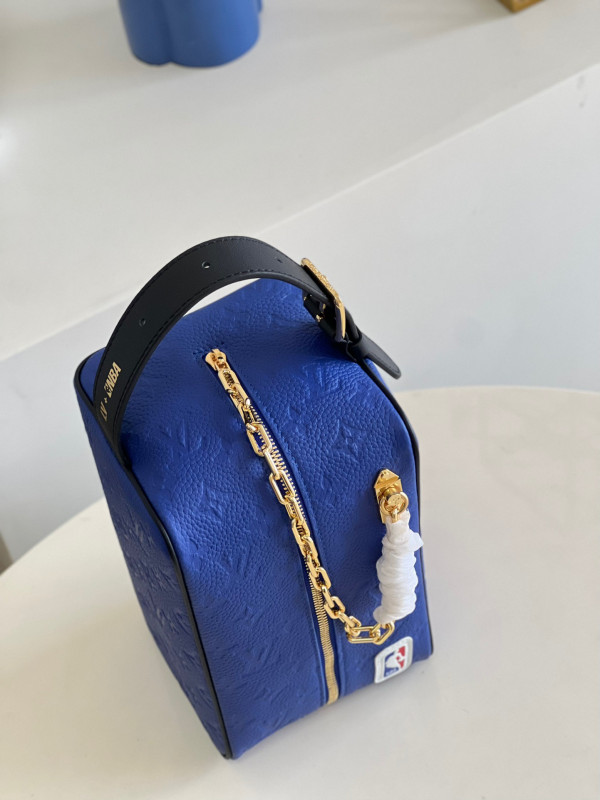l**is V*t*n dopp kit