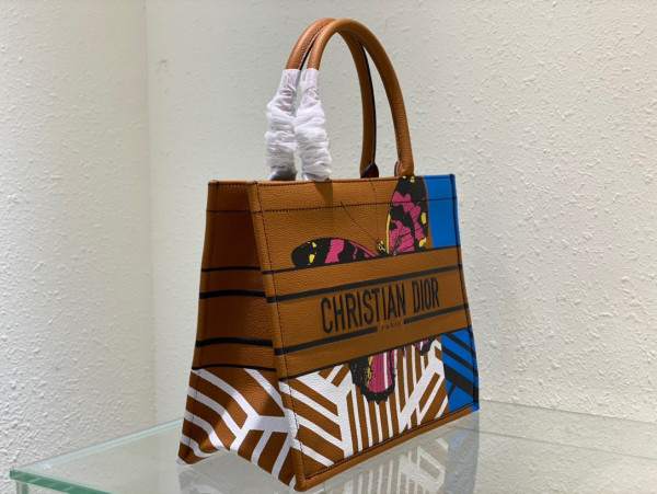 medium D*or book tote