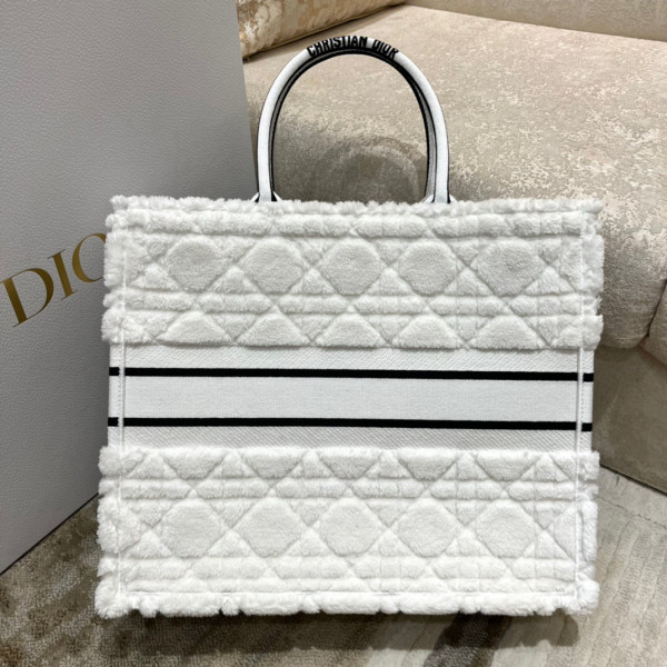 large D*or book tote