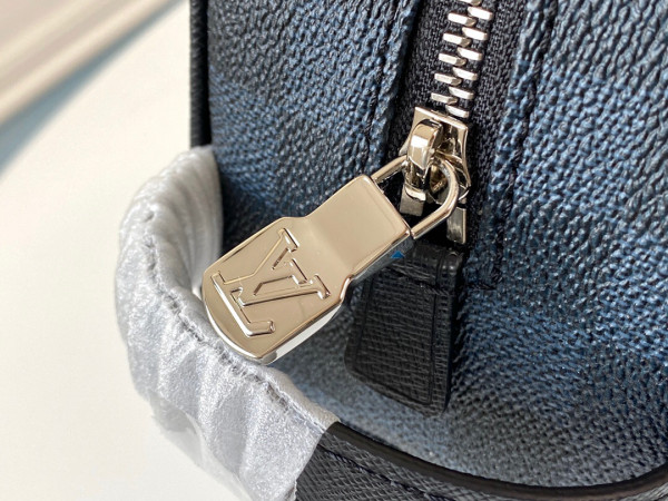 l**is V*t*n toiletry pouch
