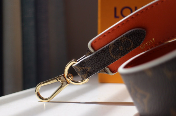 l**is V*t*n monogram strap