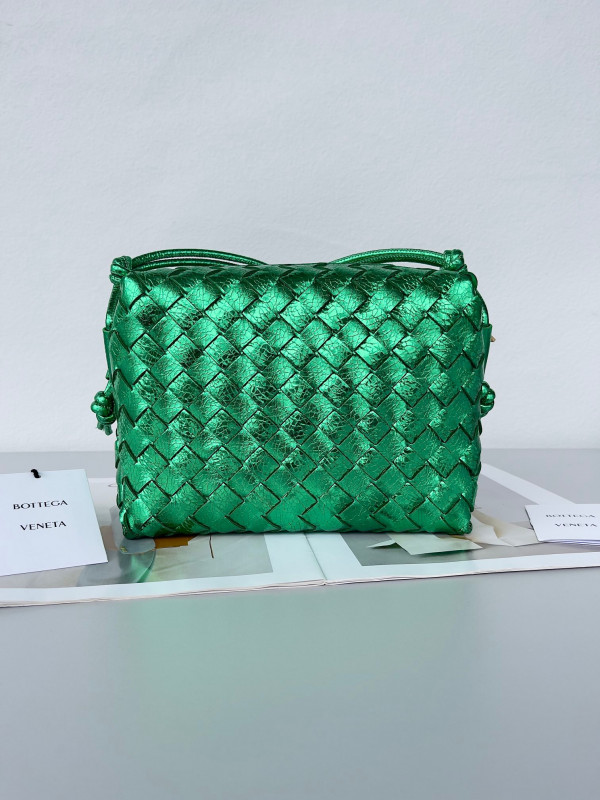 Bo*te*ga ve*ne*ta small loop camera bag