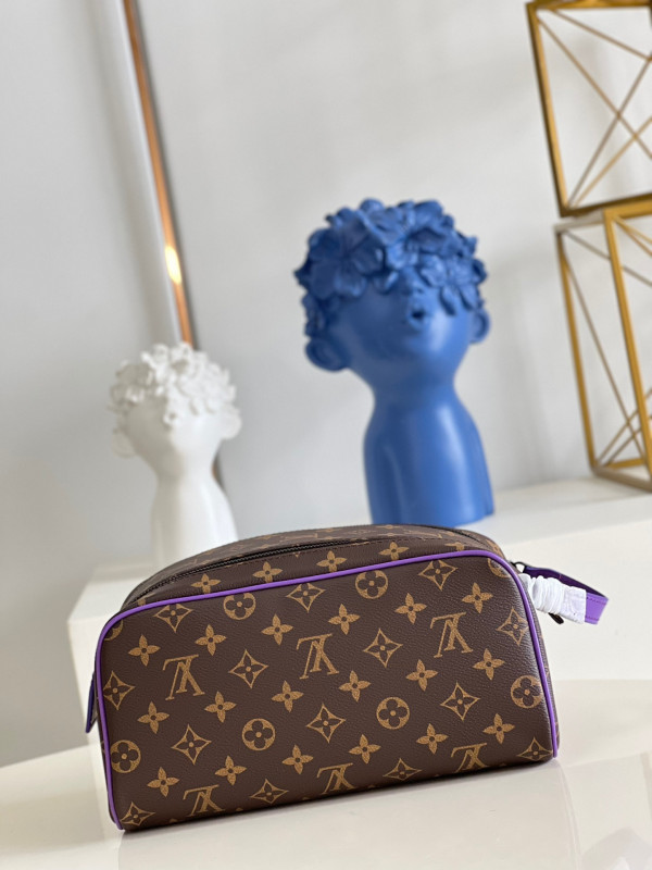 l**is V*t*n dopp kit toilet pouch