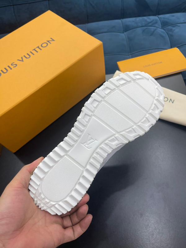 l**is V*t*n run away sneaker