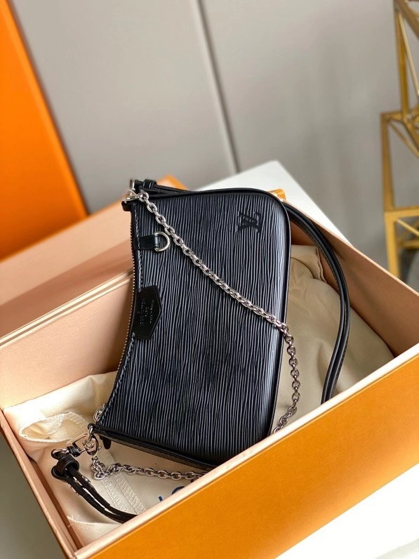 l**is V*t*n easy pouch on strap