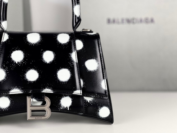 Ba*len*cia*ga hourglass