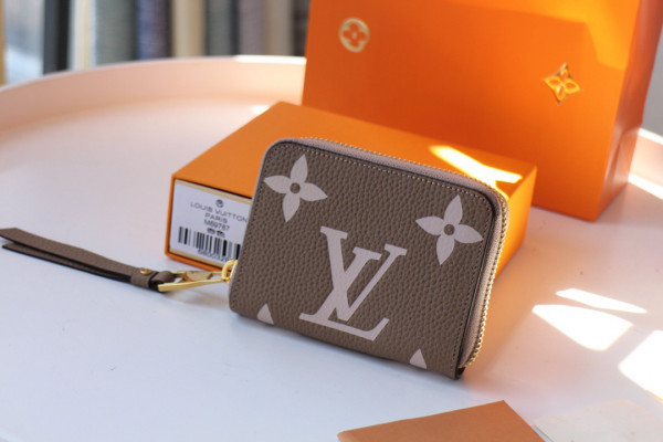 l**is V*t*n zippy coin purse