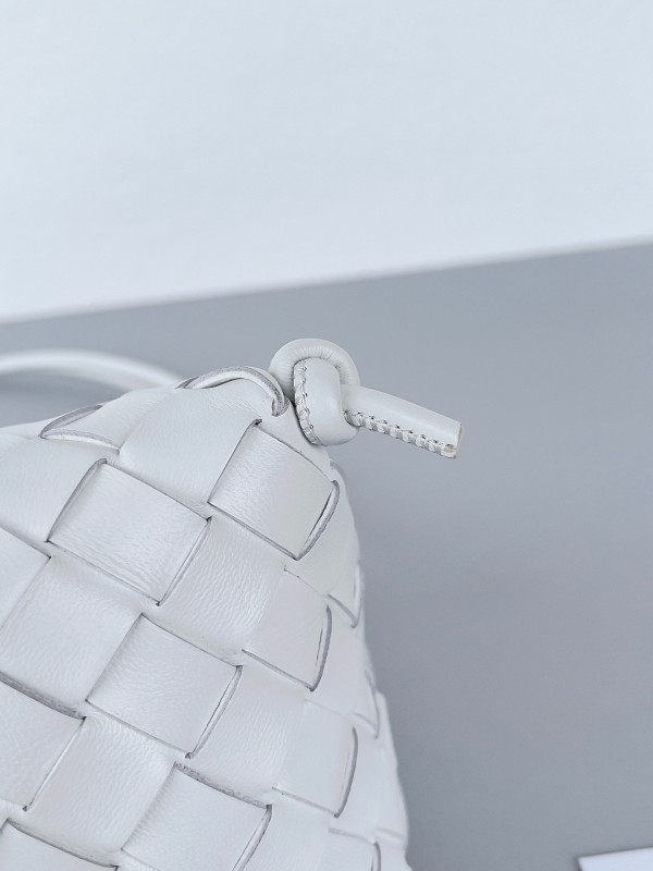 Bo*te*ga ve*ne*ta pouch on strap