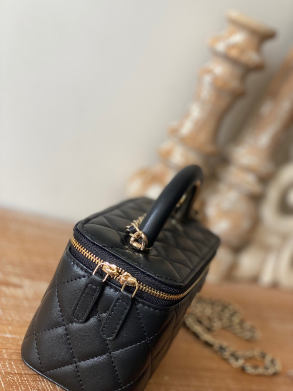 CL VANITY WITH CHAIN