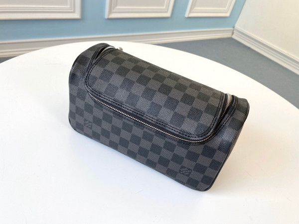 l**is V*t*n toiletry pouch