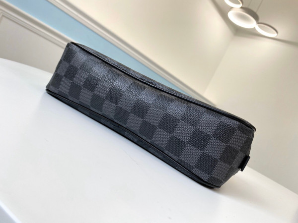 l**is V*t*n toiletry pouch gm